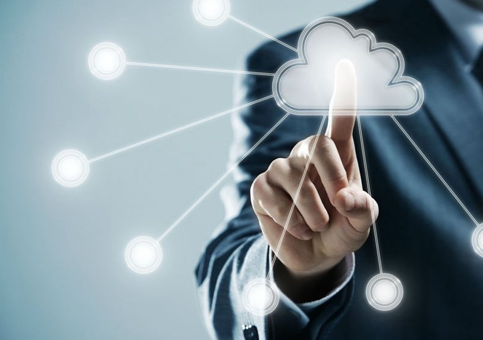 A Cloud Computing é uma solução de TI para o armazenamento e compartilhamento de dados, arquivos, informações e aplicativos; e desenvolvimento web.